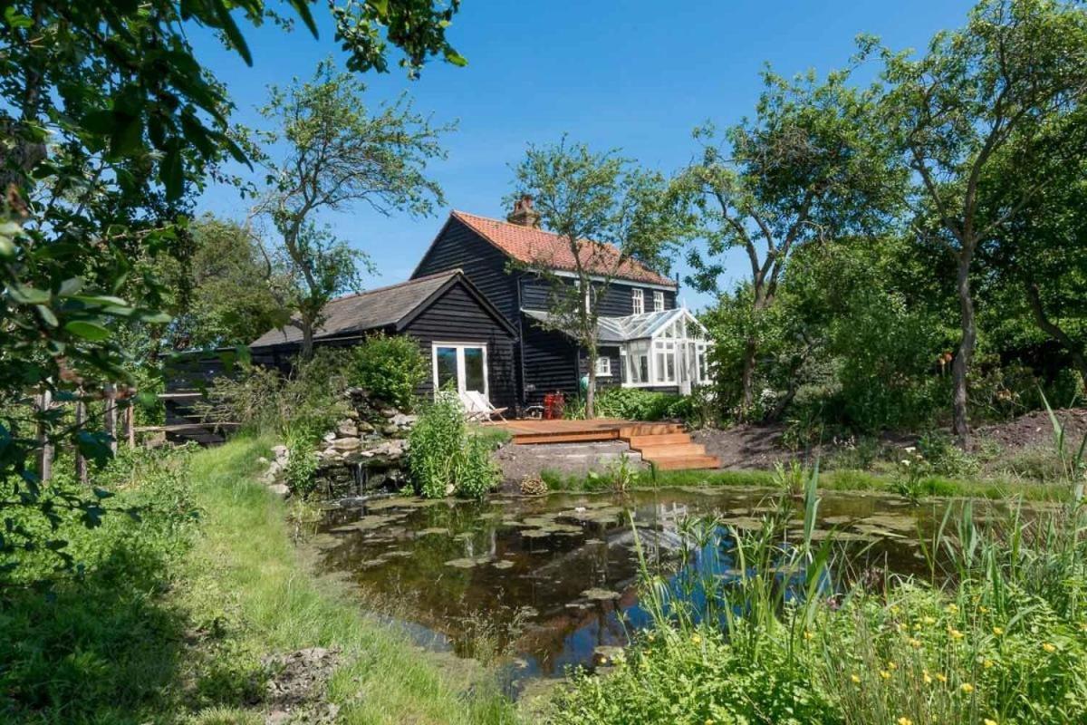 Navigation Cottage On The Historic Sea Lock Overlooking The Nature Reserve Maldon Exterior foto