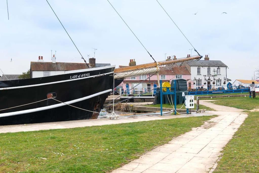 Navigation Cottage On The Historic Sea Lock Overlooking The Nature Reserve Maldon Exterior foto