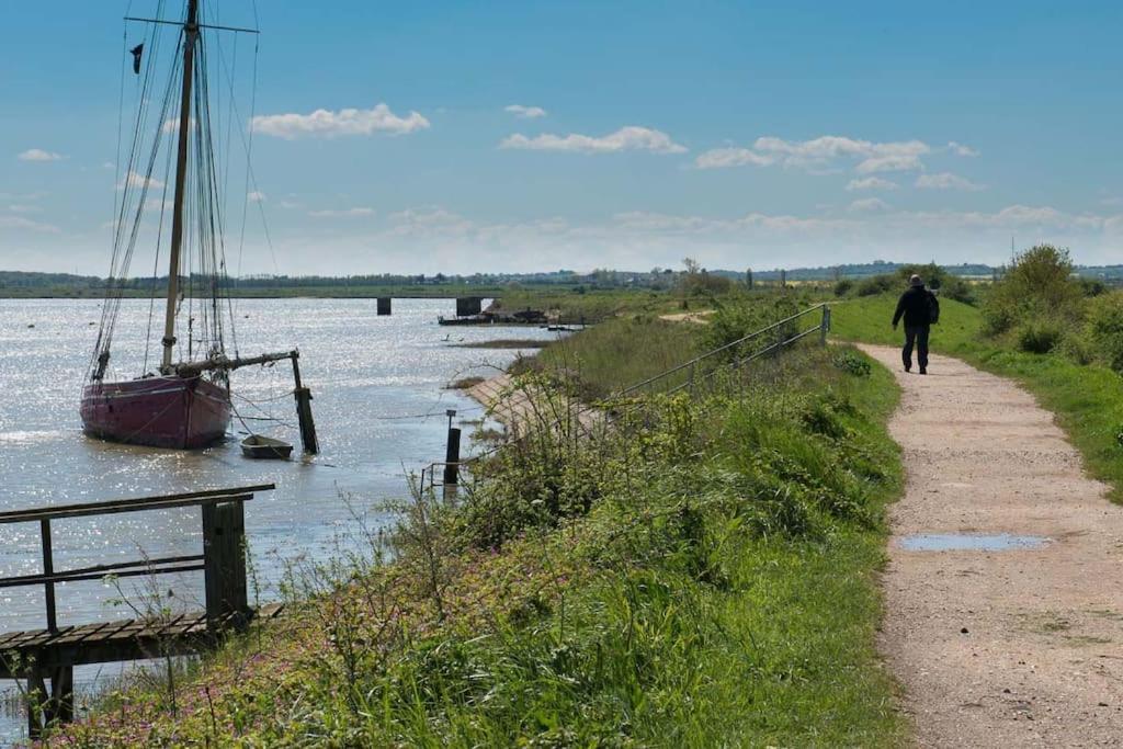 Navigation Cottage On The Historic Sea Lock Overlooking The Nature Reserve Maldon Exterior foto